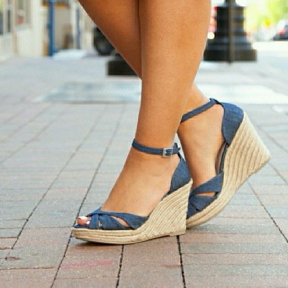 Christian Siriano Blue opentoe solstice wedges